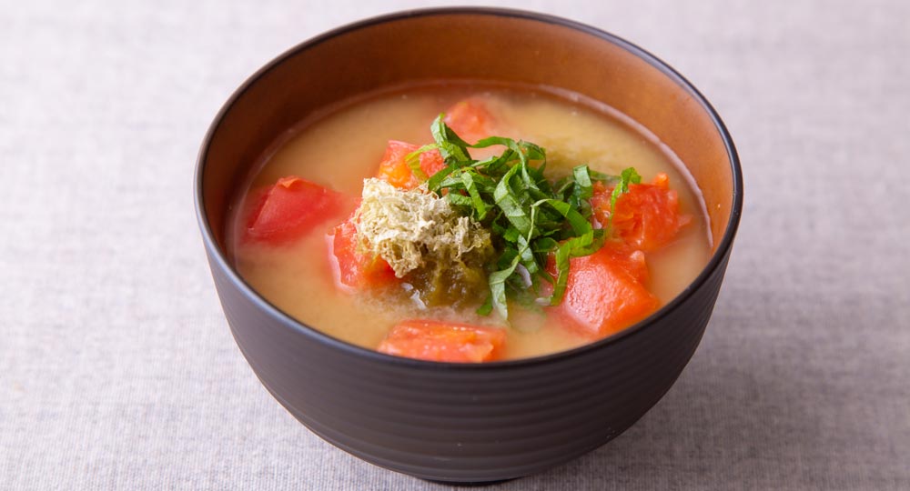 とろろ昆布とトマトの味噌汁