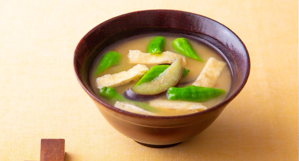 ししとうとなす、油揚げの味噌汁